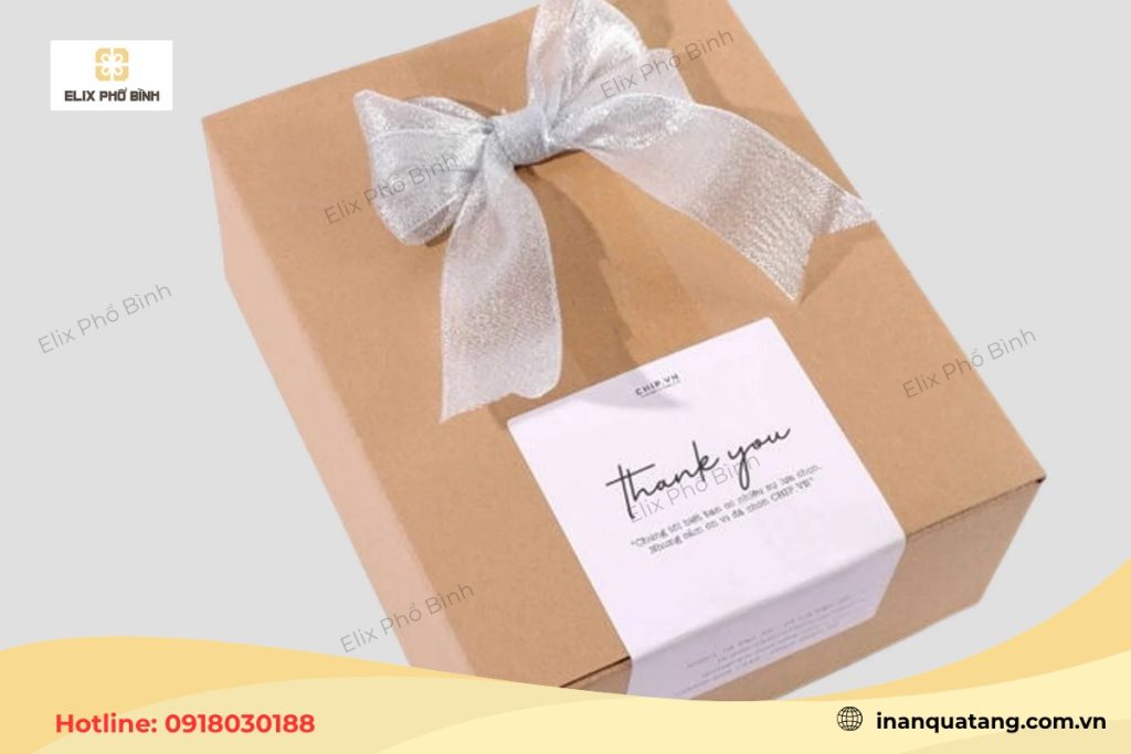 Hộp quà giấy Kraft có gắn nơ tinh tế