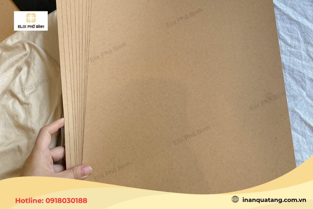 Giấy Kraft với tông màu nâu đặc trưng, mềm mại