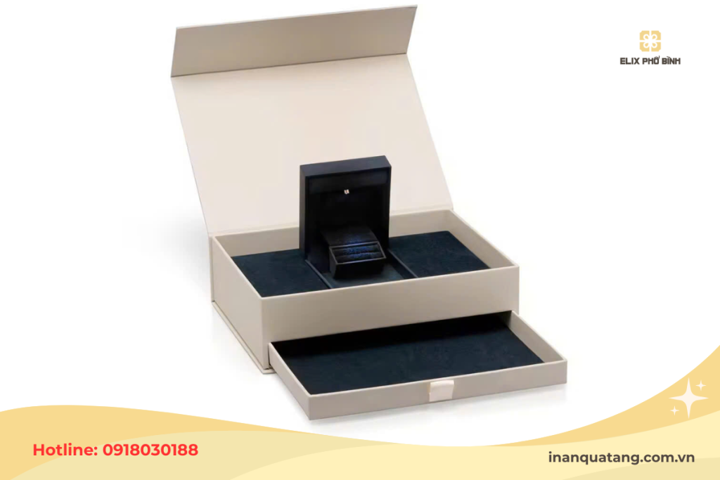 Hộp cứng cao cấp thường góp một lớp vỏ cứng bên ngoài, giấy lót bên trong và lớp khay định hình bằng vải nhung mịn