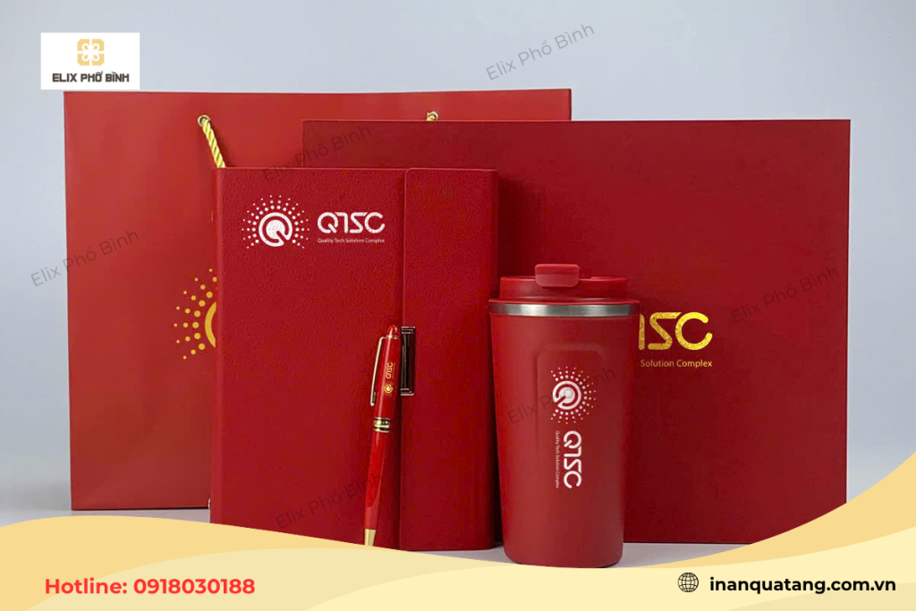 Quà tặng dành cho đối tác được thiết kế với tông màu đỏ đặc trưng 
