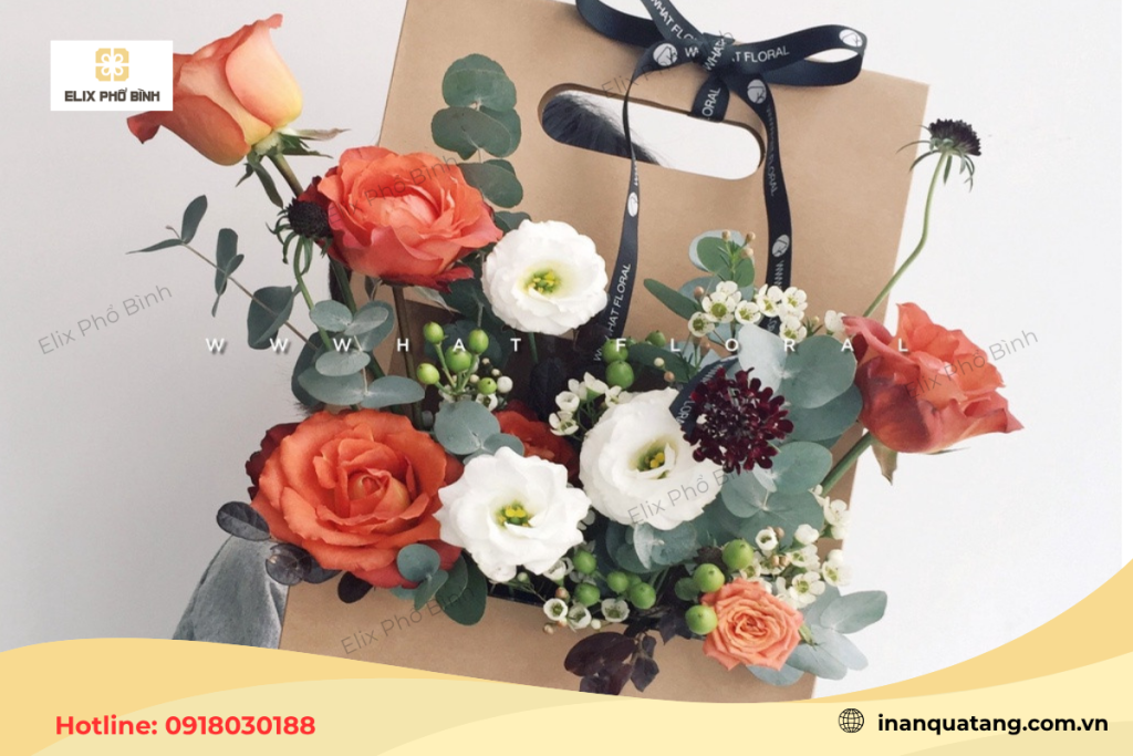 Đính nơ ruy băng cho túi giấy đựng hoa 
