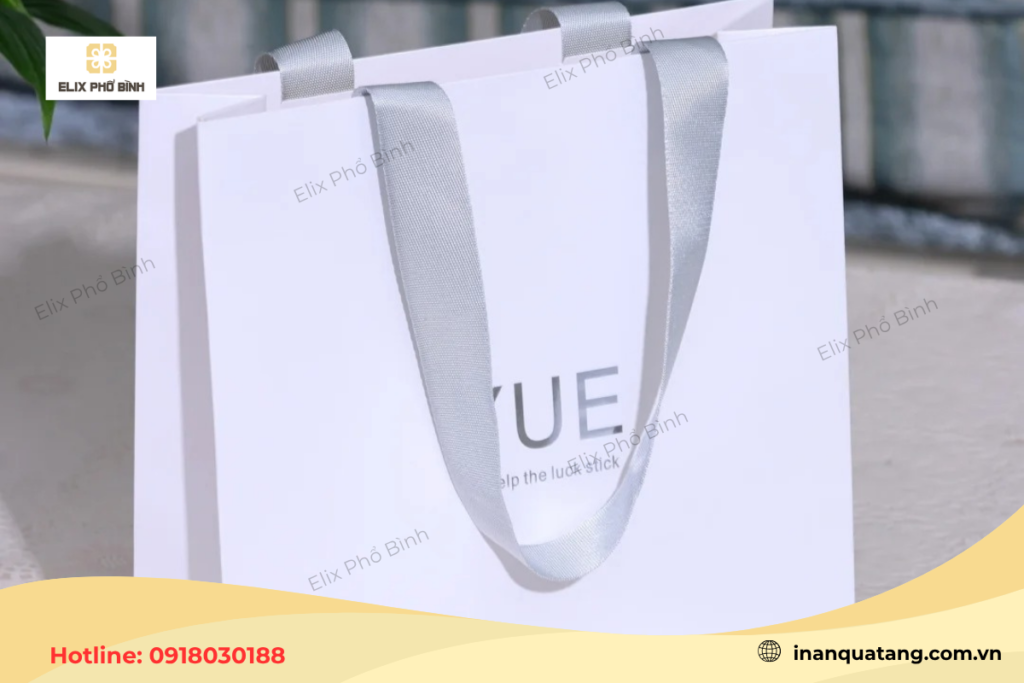 Mẫu túi giấy đựng quần áo với tông màu trắng