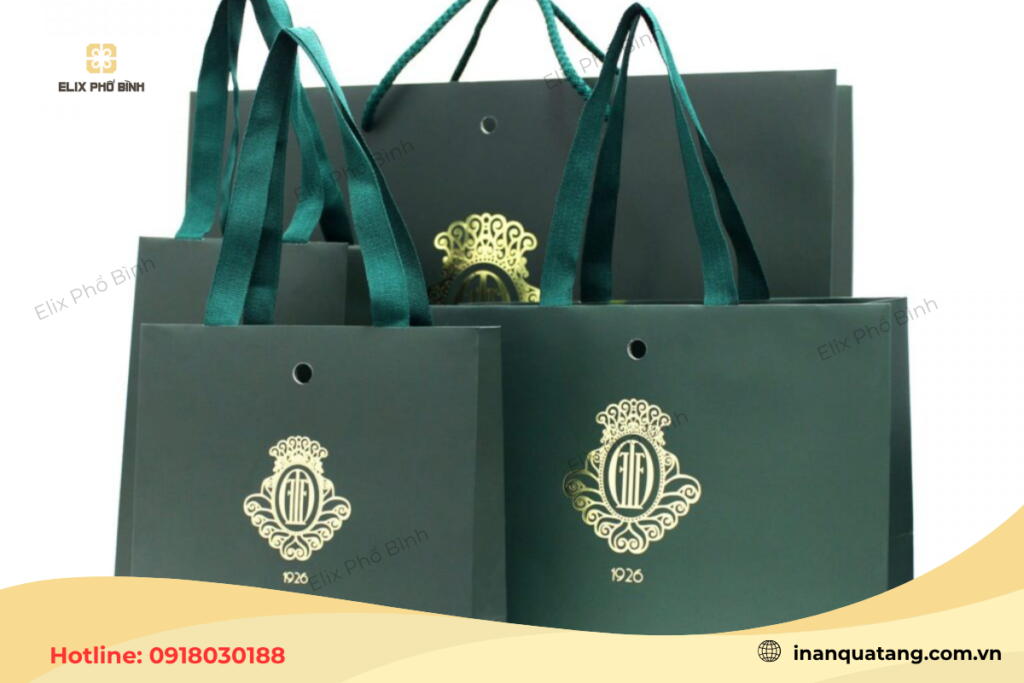 Mẫu túi giấy màu xanh lá cây đậm có in logo thương hiệu
